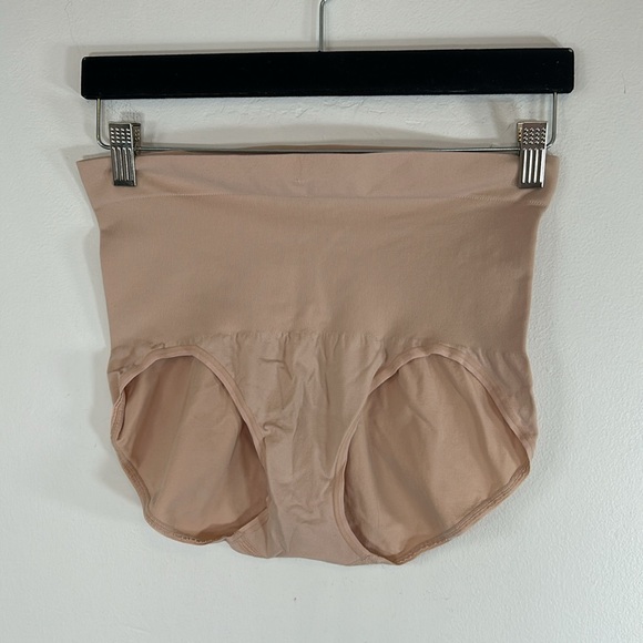 Spanx Red Hot Set Of 2 Light Control Smoothing Size 1X Black & Nude Panties - Picture 3 of 12